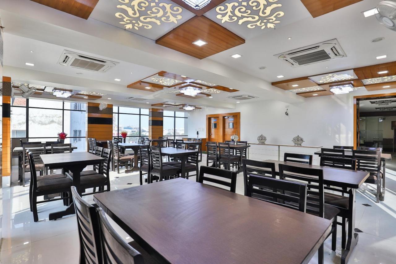 Collection O 7557 Hotel Shiv Kunj Exotica Naroda Buitenkant foto