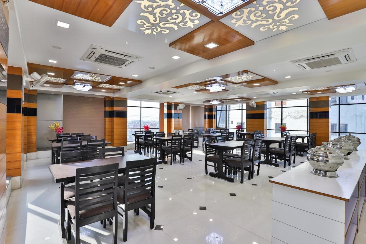 Collection O 7557 Hotel Shiv Kunj Exotica Naroda Buitenkant foto